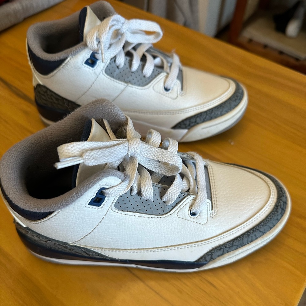 Youth Jordan Retro 3 Basketball sneakers